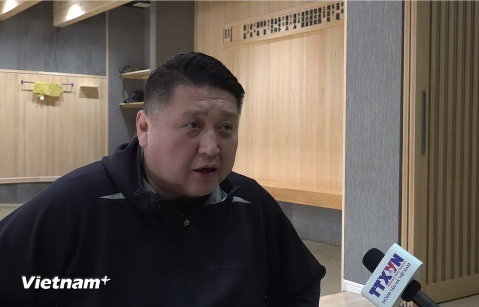 Đại sư phụ của võ đường Oshima Beya, ông Kyokutenhō Masaru trả lời phỏng vấn của phóng viên TTXVN. (Ảnh: Nguyễn Tuyến- Phạm Tuân-Xuân Giao/Vietnam+)