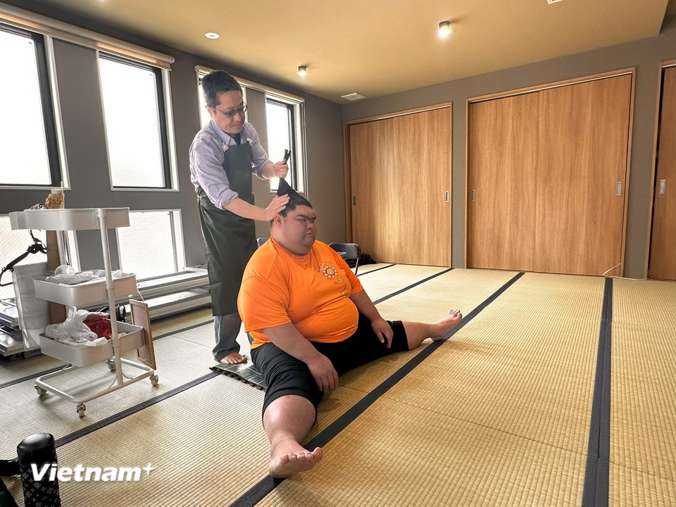Võ sỹ Sumo hàng ngày sẽ được thợ làm tóc chuyên nghiệp vấn kiểu tóc truyền thống. (Ảnh: Nguyễn Tuyến- Phạm Tuân-Xuân Giao/Vietnam+)