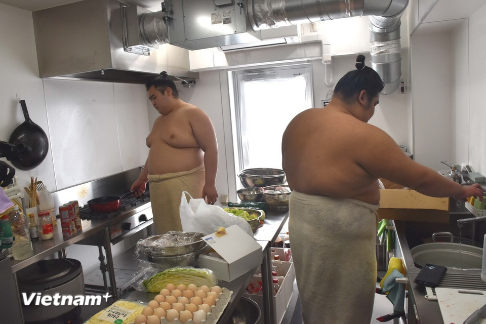 Hai võ sỹ Sumo được phân công chuẩn bị bữa trưa cho mọi người. (Ảnh: Nguyễn Tuyến- Phạm Tuân-Xuân Giao/Vietnam+)