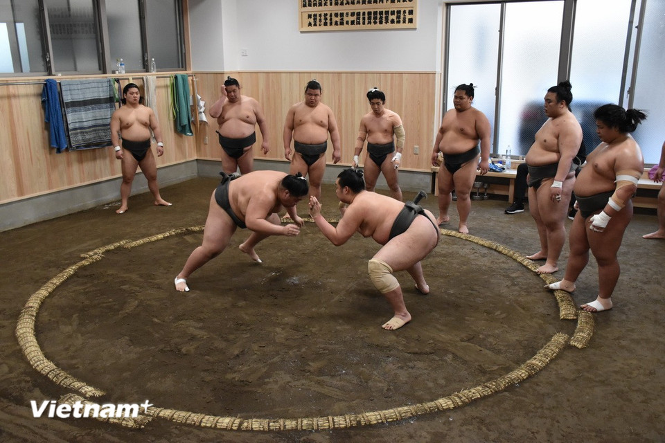 Hai võ sỹ lao vào nhau bắt đầu trận đấu. (Ảnh: Nguyễn Tuyến- Phạm Tuân-Xuân Giao/Vietnam+)