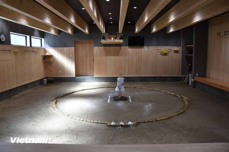 Sới vật Sumo được coi là nơi tôn nghiêm chỉ dành cho các vị thần và các võ sỹ Sumo. (Ảnh: Nguyễn Tuyến- Phạm Tuân-Xuân Giao/Vietnam+)