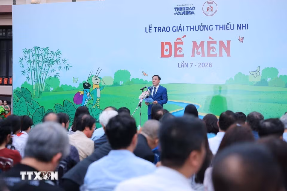 Ông Nguyễn Thiện Thuật, Tổng biên tập Báo Thể thao và Văn hóa, Trưởng ban Tổ chức Giải thưởng Thiếu nhi Dế mèn phát biểu khai mạc. (Ảnh: Hoàng Hiếu/TTXVN)