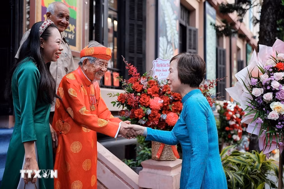 Tổng Giám đốc TTXVN Vũ Việt Trang đón tiếp Nhà nghiên cứu Nguyễn Đình Tư (106 tuổi) - nhân chứng của hai thế kỷ, học giả dành trọn đời cho văn hóa, lịch sử và tri thức Việt Nam. (Ảnh: Phạm Tuấn Anh/TTXVN)