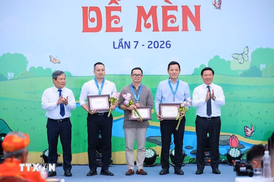 Phó trưởng Ban Tuyên giáo và Dân vận Trung ương Trần Thanh Lâm (bên phải) và Chủ tịch Ủy ban Nhân dân thành phố Hà Nội Vũ Đại Thắng trao Giải thưởng "Khát vọng Dế Mèn" cho các tác giả. (Ảnh: Hoàng Hiếu/TTXVN)