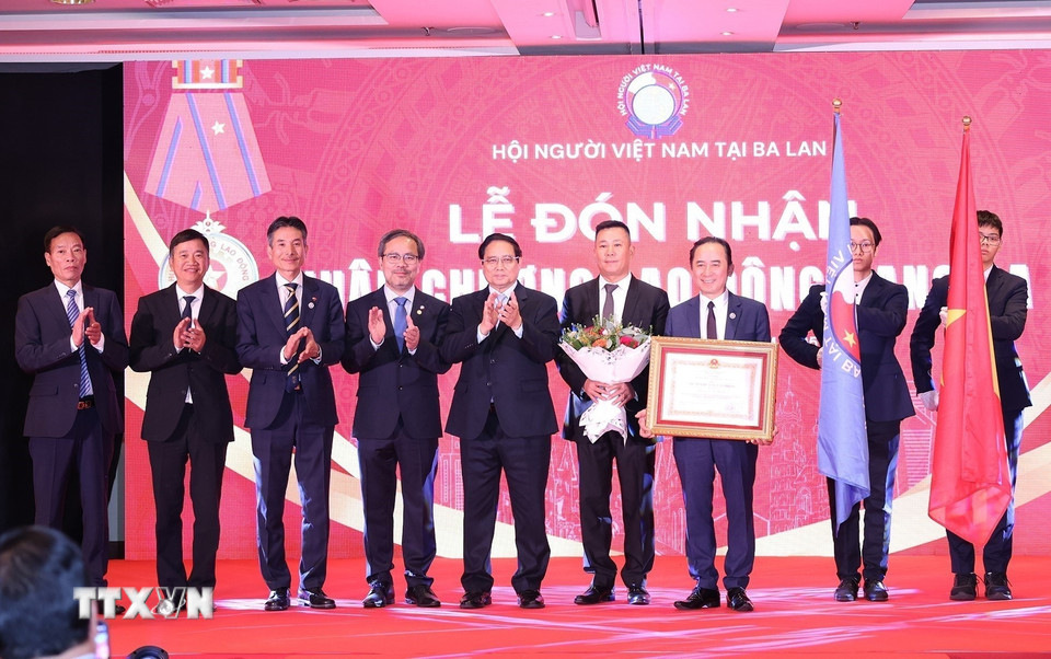 Thủ tướng Phạm Minh Chính trao Huân chương Lao động hạng Ba cho Hội người Việt Nam tại Ba Lan. (Ảnh: Dương Giang/TTXVN)