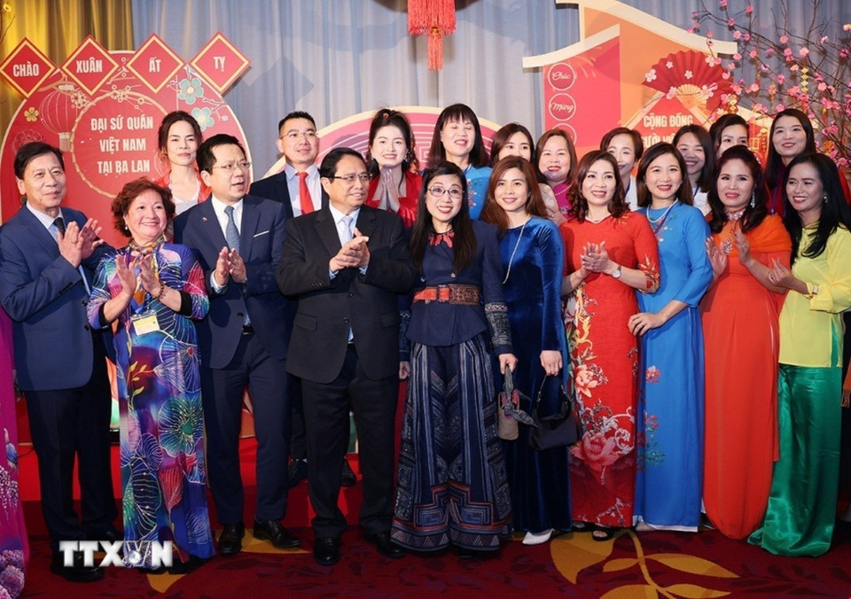 Thủ tướng Phạm Minh Chính và Phu nhân với cộng đồng người Việt Nam dự Chương trình Xuân Quê hương 2025 tại Ba Lan. (Ảnh: Dương Giang/TTXVN)