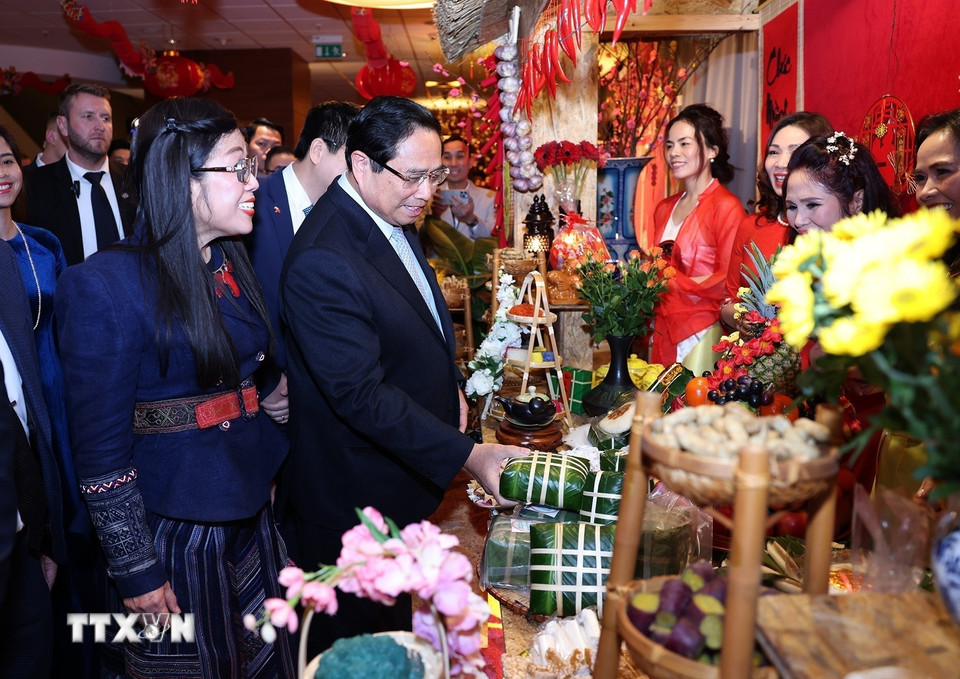 Nhân chuyến thăm chính thức Ba Lan, tối 17/1 (sáng 18/1, giờ Hà Nội), tại thủ đô Warsaw, Thủ tướng Phạm Minh Chính và Phu nhân dự Chương trình Xuân Quê hương 2025. (Ảnh: Dương Giang/TTXVN)