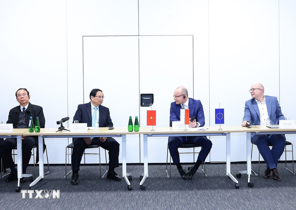 Trước đó, chiều 17/1 (sáng 18/1, giờ Hà Nội), tại thủ đô Warsaw, Thủ tướng Phạm Minh Chính đến thăm Viện Nghiên cứu quốc gia về an ninh mạng (NASK) - trung tâm hàng đầu về nghiên cứu, ứng dụng và phát triển internet, chuyển đổi số, an ninh mạng và bảo mật thông tin của Ba Lan. (Ảnh: Dương Giang/TTXVN)