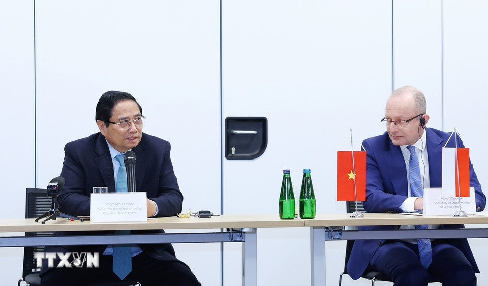 Thủ tướng Phạm Minh Chính trao đổi với lãnh đạo Viện Nghiên cứu Quốc gia về An ninh mạng. (Ảnh: Dương Giang/TTXVN)