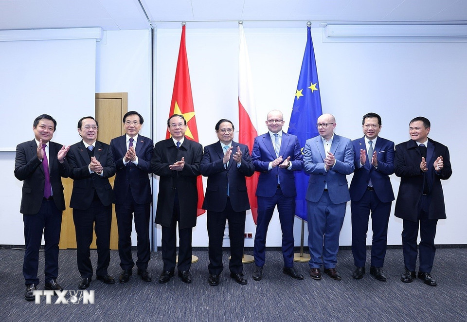 Thủ tướng Phạm Minh Chính với lãnh đạo Viện Nghiên cứu Quốc gia về An ninh mạng (NASK). (Ảnh: Dương Giang/TTXVN)