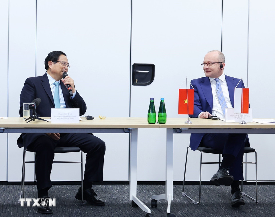 Thủ tướng Phạm Minh Chính trao đổi với lãnh đạo Viện Nghiên cứu Quốc gia về An ninh mạng. (Ảnh: Dương Giang/TTXVN)