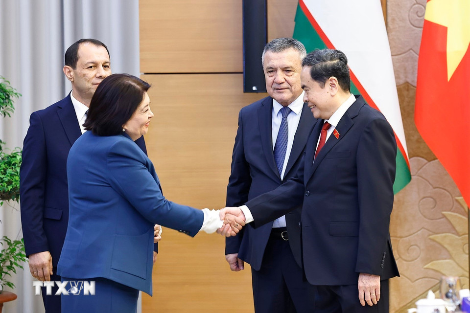 Chủ tịch Quốc hội Trần Thanh Mẫn và Chủ tịch Hạ viện Uzbekistan Nuriddin Ismoilov với đại biểu Uzbekistan. (Ảnh: Doãn Tấn/TTXVN)