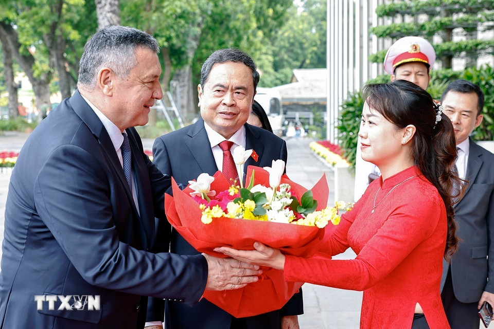 Chủ tịch Quốc hội Trần Thanh Mẫn đón Chủ tịch Hạ viện Uzbekistan Nuriddin Ismoilov. (Ảnh: Doãn Tấn/TTXVN)