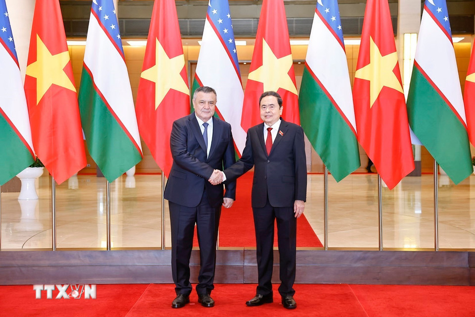 Chủ tịch Quốc hội Trần Thanh Mẫn đón Chủ tịch Hạ viện Uzbekistan Nuriddin Ismoilov. (Ảnh: Doãn Tấn/TTXVN)