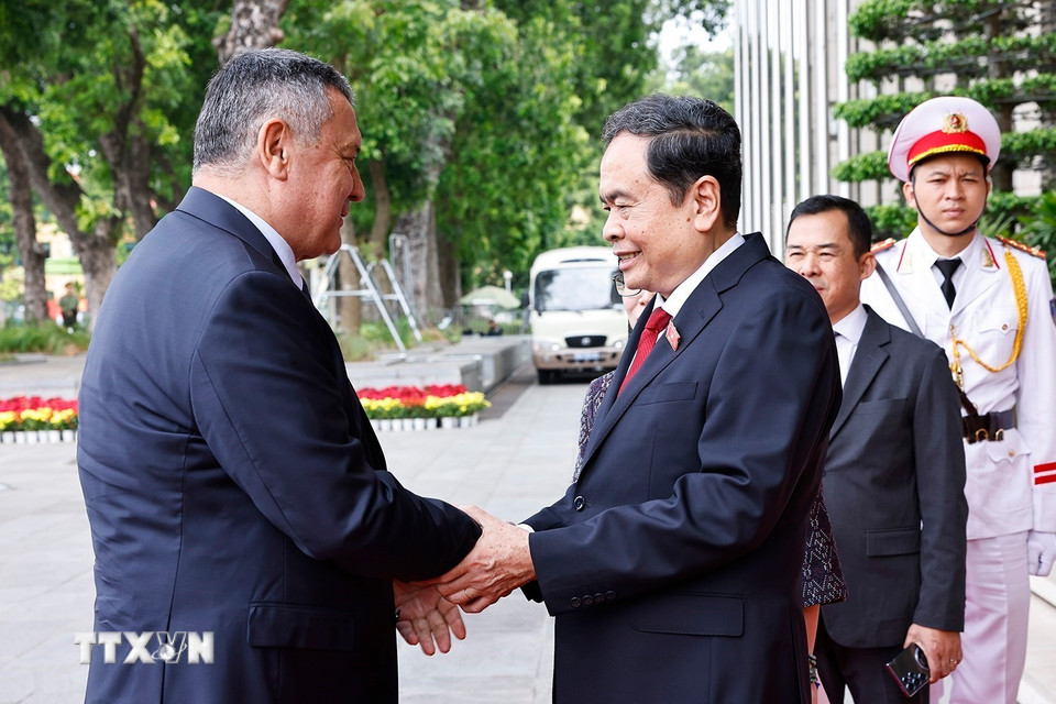 Chủ tịch Quốc hội Trần Thanh Mẫn đón Chủ tịch Hạ viện Uzbekistan Nuriddin Ismoilov. (Ảnh: Doãn Tấn/TTXVN)