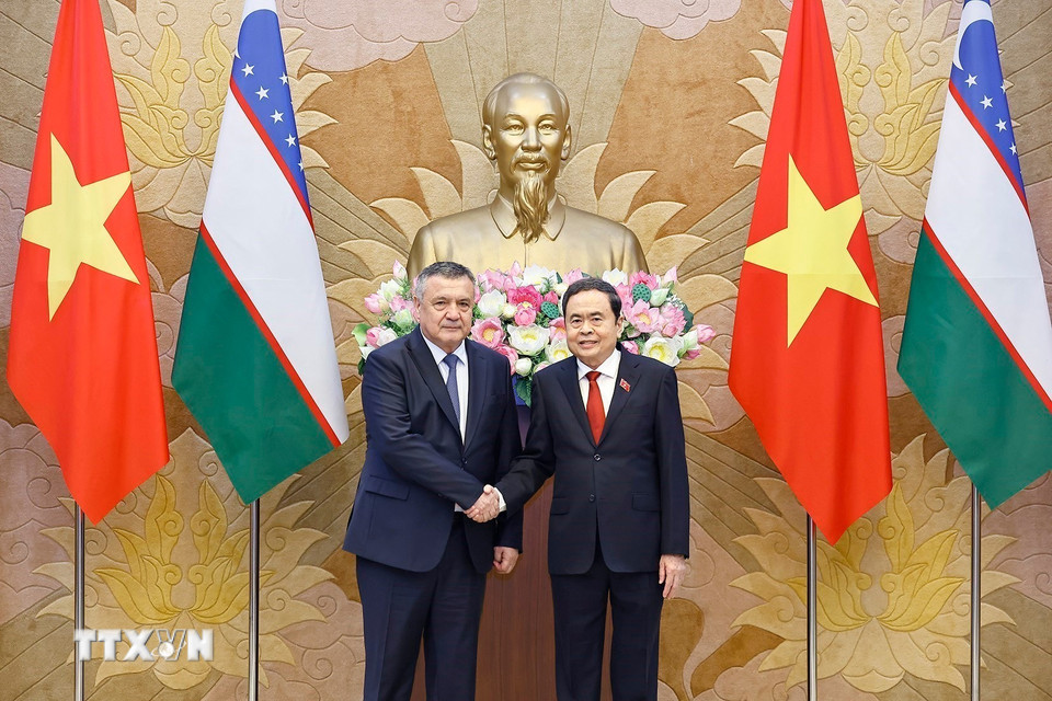 Chủ tịch Quốc hội Trần Thanh Mẫn đón Chủ tịch Hạ viện Uzbekistan Nuriddin Ismoilov. (Ảnh: Doãn Tấn/TTXVN)