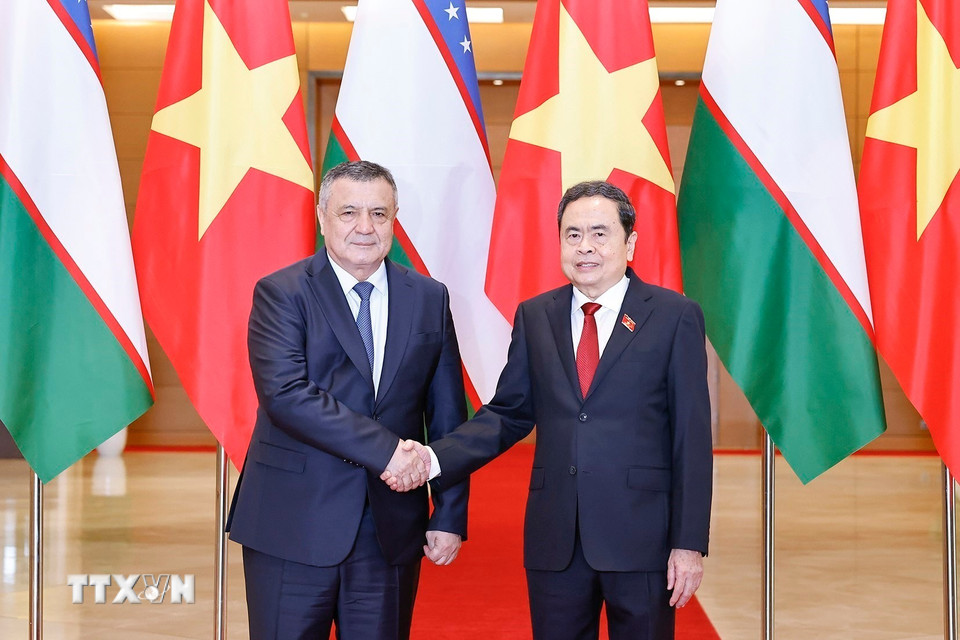 Chủ tịch Quốc hội Trần Thanh Mẫn đón Chủ tịch Hạ viện Uzbekistan Nuriddin Ismoilov. (Ảnh: Doãn Tấn/TTXVN)