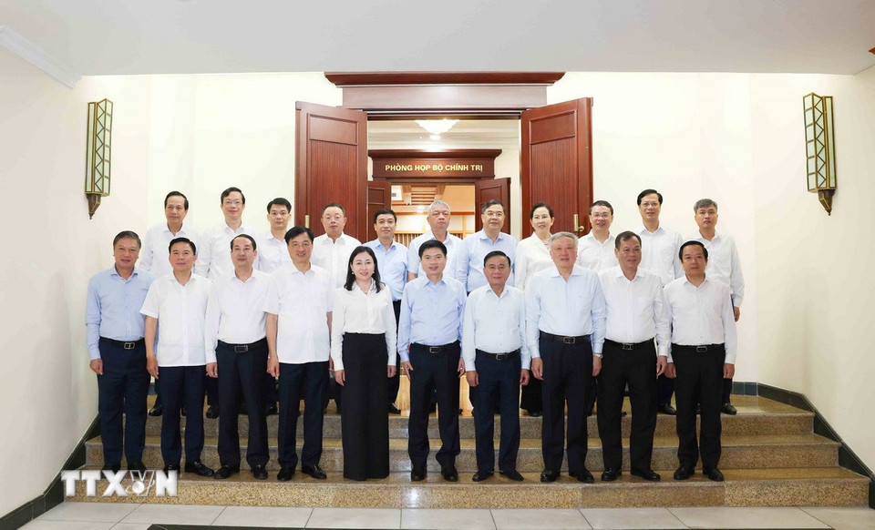 Các đồng chí Tổ công tác số 4 của Bộ Chính trị với Ban Thường vụ Tỉnh ủy Ninh Bình. (Ảnh: Phương Hoa/TTXVN)