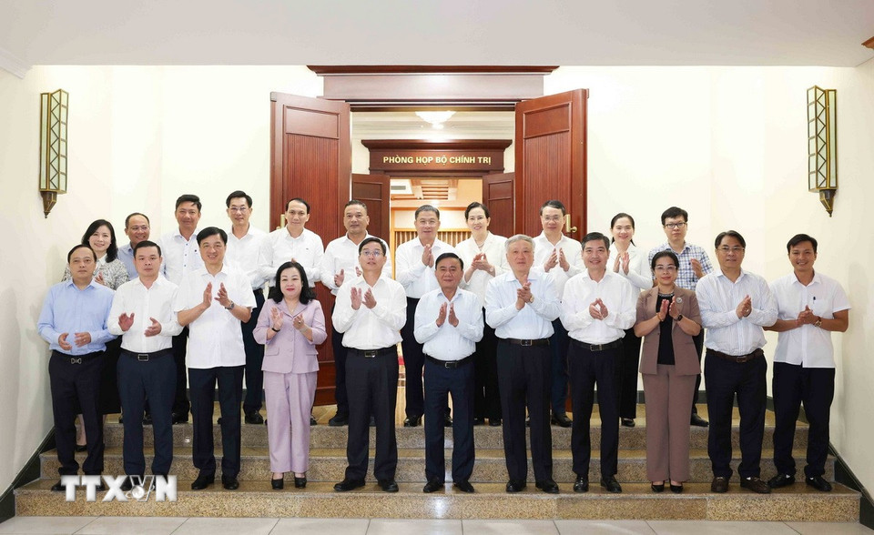 Các đồng chí Tổ công tác số 4 của Bộ Chính trị với Ban Thường vụ Tỉnh uỷ Đắk Lắk. Ảnh: Phương Hoa/TTXVN)