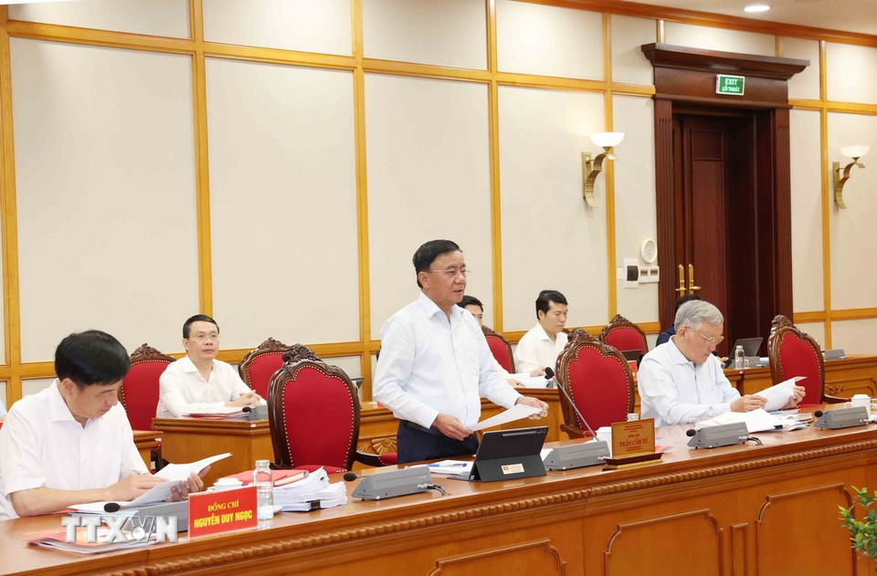 Ông Trần Cẩm Tú, Ủy viên Bộ Chính trị, Thường trực Ban Bí thư chủ trì buổi làm việc. (Ảnh: Phương Hoa/TTXVN)