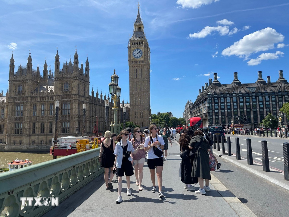 City of Westminter, nơi Big Ben tọa lạc luôn tấp nập du khách. (Ảnh: Minh Hợp/TTXVN)