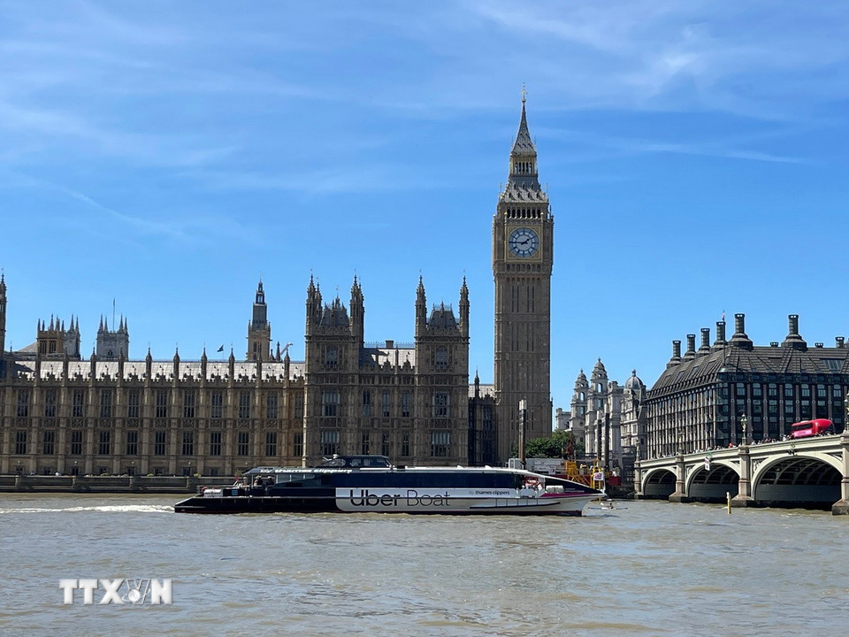 Big Ben nằm trong Tháp Elizabeth ở phía bắc Cung điện Westminster bên bờ sông Thames. (Ảnh: Minh Hợp/TTXVN)