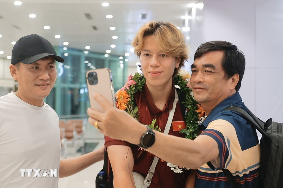 Người hâm mộ chụp ảnh chung cùng Viktor Lê. (Ảnh: Minh Quyết/TTXVN)