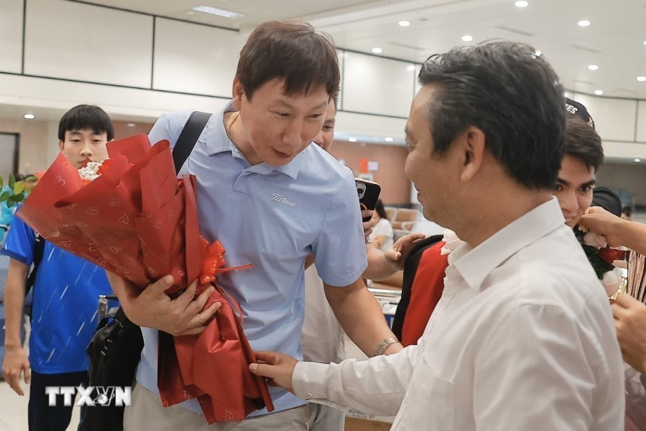 Thầy trò HLV Kim Sang Sik về đến sân bay quốc tế Nội Bài. (Ảnh: Minh Quyết/TTXVN)