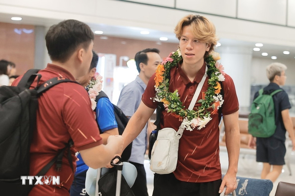 Viktor Lê cùng đồng đội về đến sân bay Nội bài. (Ảnh: Minh Quyết/TTXVN)