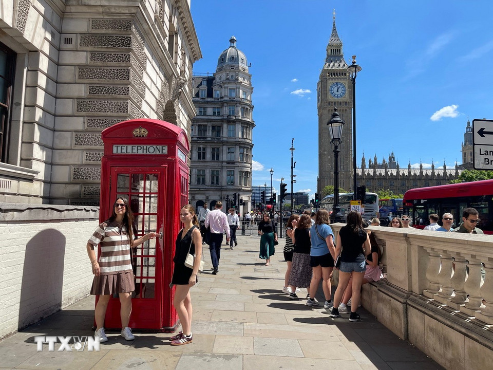 Bốt điện thoại đỏ với nền đồng hồ Big Ben phía sau là kiểu ảnh không thể thiếu với mỗi du khách đến London. (Ảnh: Minh Hợp/TTXVN)