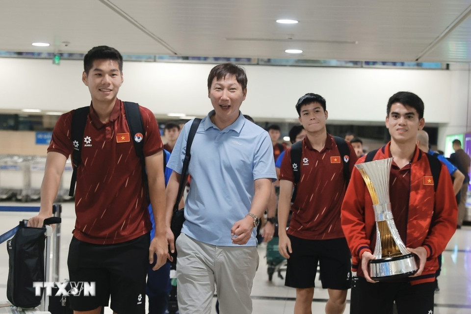 Thầy trò HLV Kim Sang Sik với Cup vô địch về đến sân bay quốc tế Nội Bài. (Ảnh: Minh Quyết/TTXVN)