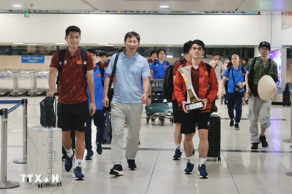 Tối 30/7/2025, đội tuyển U23 Việt Nam đã về đến sân bay quốc tế Nội Bài (Hà Nội) sau hành trình bảo vệ ngôi vô địch U23 Đông Nam Á tại Indonesia. (Ảnh: Minh Quyết/TTXVN)