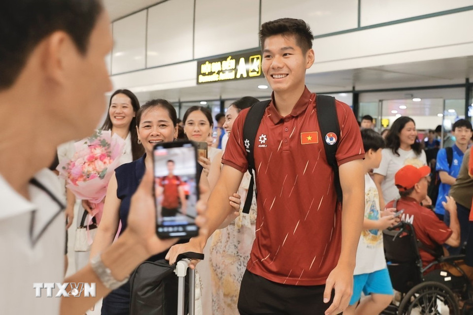 Cổ động viên và người hâm mộ đón các cầu thủ U23 tại sân bay quốc tế Nội Bài. (Ảnh: Minh Quyết/TTXVN)