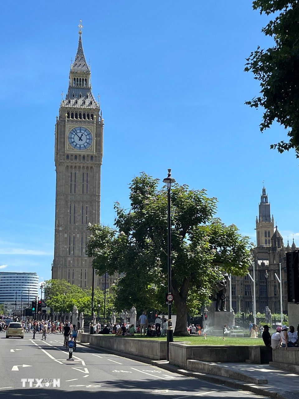 Tháp đồng hồ cao hơn 96 mét với 334 bậc thang lên tới tháp chuông. (Ảnh: Minh Hợp/TTXVN)