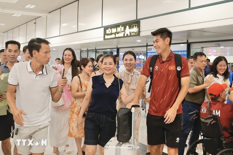 Cổ động viên và người hâm mộ đón các cầu thủ U23 tại sân bay quốc tế Nội Bài. (Ảnh: Minh Quyết/TTXVN)