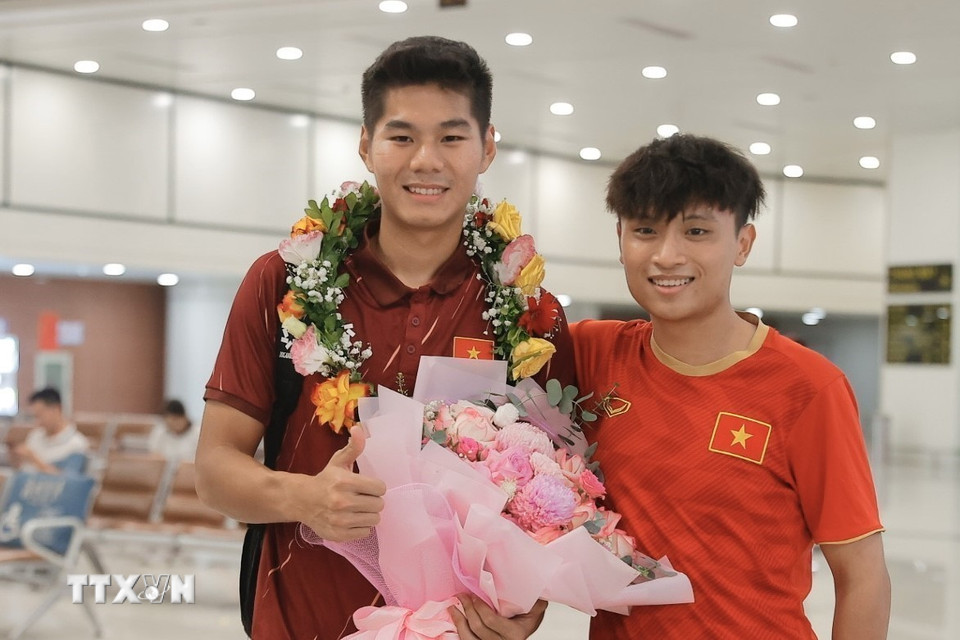 Trung vệ Hiểu Minh với người hâm mộ. (Ảnh: Minh Quyết/TTXVN)