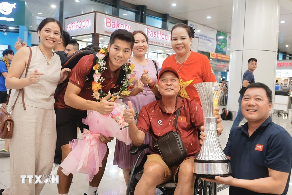 Người hâm mộ cùng cầu thủ Hiểu Minh. (Ảnh: Minh Quyết/TTXVN)