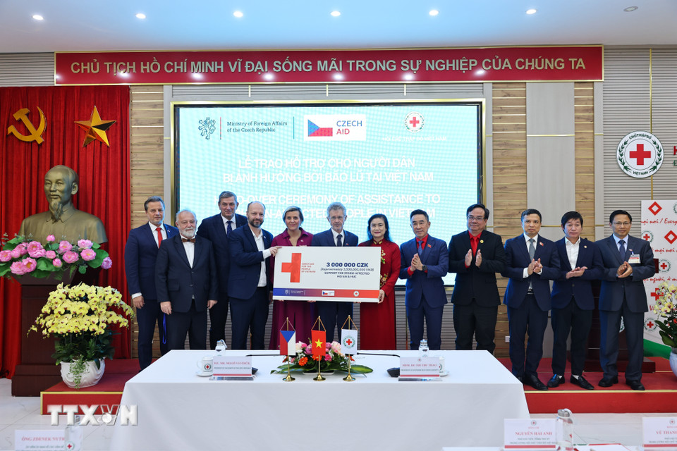 Chủ tịch Thượng viện Quốc hội Cộng hòa Séc Milos Vystrcil trao bảng tượng trưng số tiền hỗ trợ cho người dân bị ảnh hưởng bởi bão lụt cho bà Đỗ Thị Thu Thảo, Chủ tịch Hội Chữ thập Đỏ Việt Nam. (Ảnh: Minh Đức/TTXVN)
