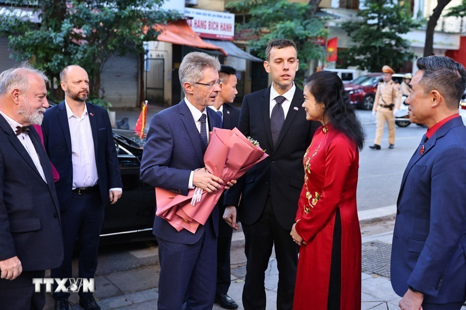 Chủ tịch Hội Chữ thập Đỏ Việt Nam Đỗ Thị Thu Thảo đón Chủ tịch Thượng viện Quốc hội Cộng hòa Séc Milos Vystrcil. (Ảnh: Minh Đức/TTXVN)