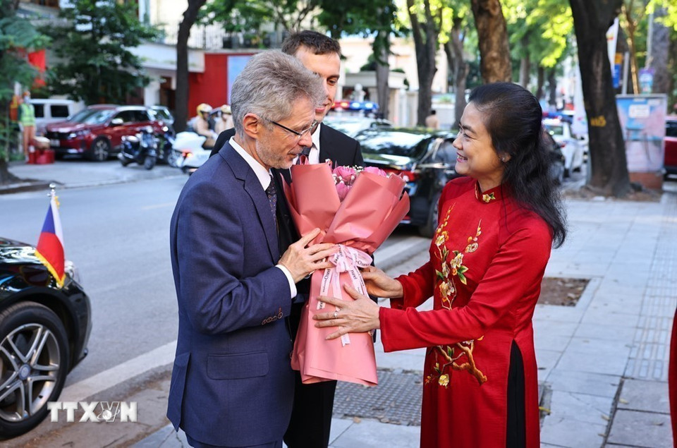 Chủ tịch Hội Chữ thập Đỏ Việt Nam Đỗ Thị Thu Thảo đón Chủ tịch Thượng viện Quốc hội Cộng hòa Séc Milos Vystrcil. (Ảnh: Minh Đức/TTXVN)