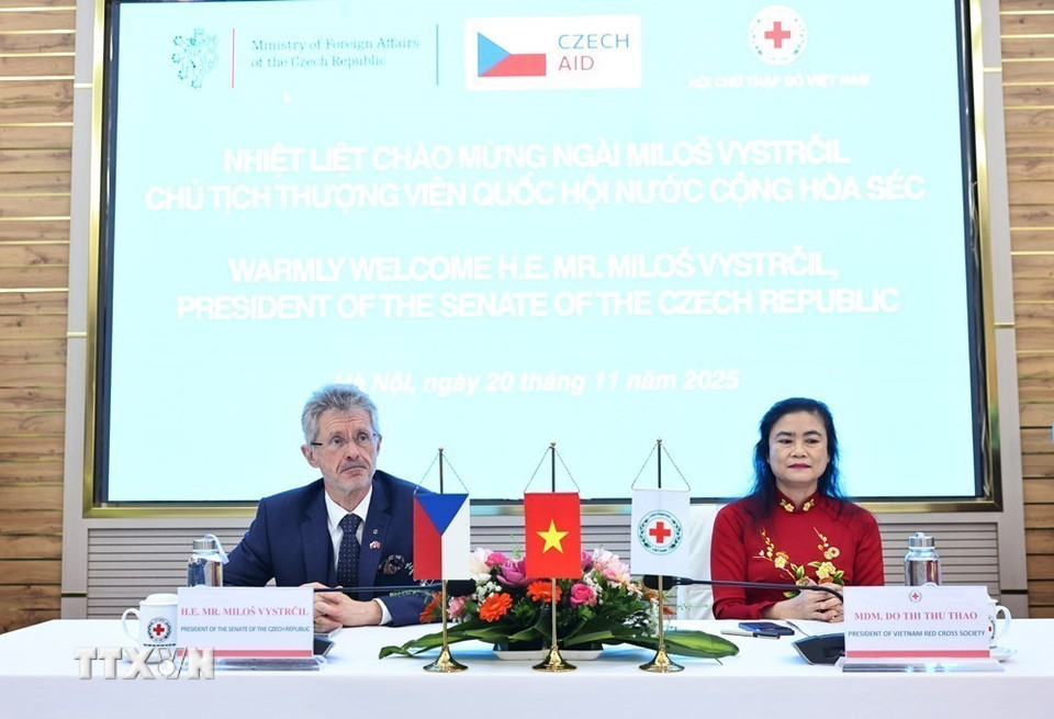 Chủ tịch Thượng viện Quốc hội Cộng hòa Séc Milos Vystrcil làm việc với Hội Chữ thập Đỏ Việt Nam. (Ảnh: Minh Đức/TTXVN)