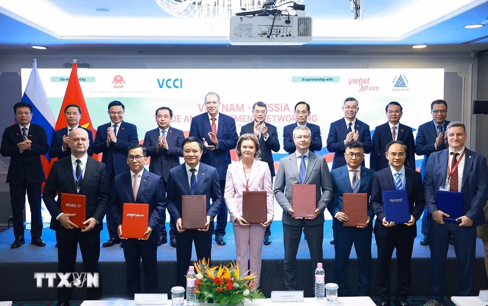Thủ tướng Lê Minh Hưng chứng kiến trao thỏa thuận hợp tác, biên bản ghi nhớ giữa các doanh nghiệp Việt Nam và Liên bang Nga. (Ảnh: Dương Giang/TTXVN)