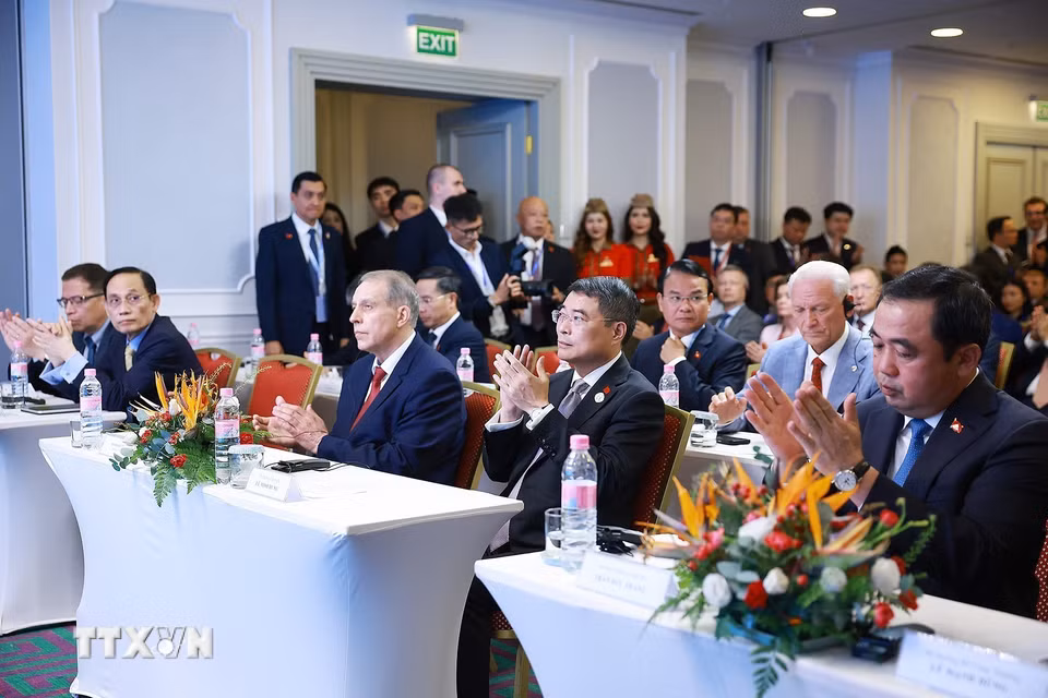 Thủ tướng Lê Minh Hưng dự Chương trình Kết nối Thương mại và Đầu tư Việt Nam-Liên bang Nga. (Ảnh: Dương Giang/TTXVN)