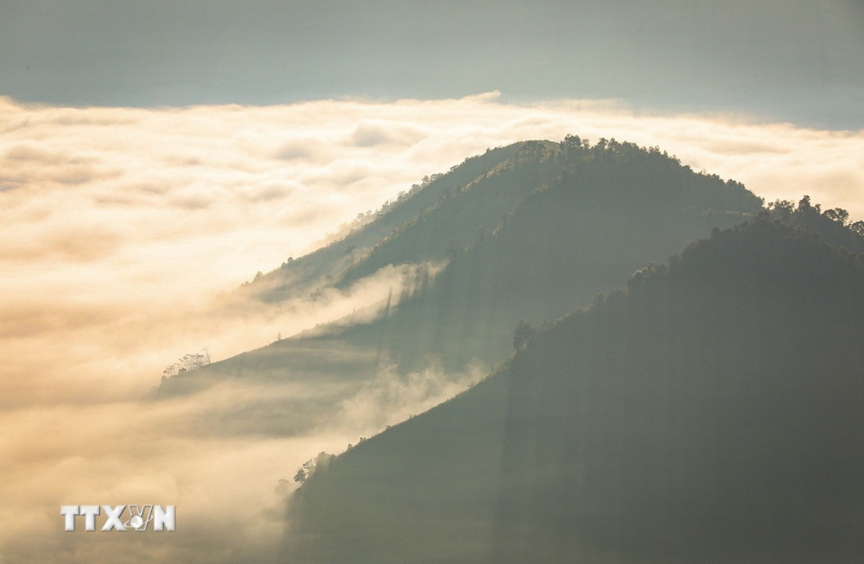 Lage heuvels doemden op tussen de zee van wolken. (Foto: Xuan Tu/VNA)