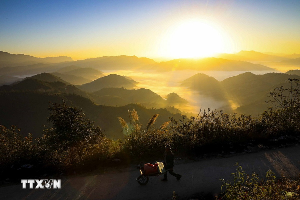 Poëtische zonsopgang op de Keo Lom-pas. (Foto: Xuan Tu/VNA)