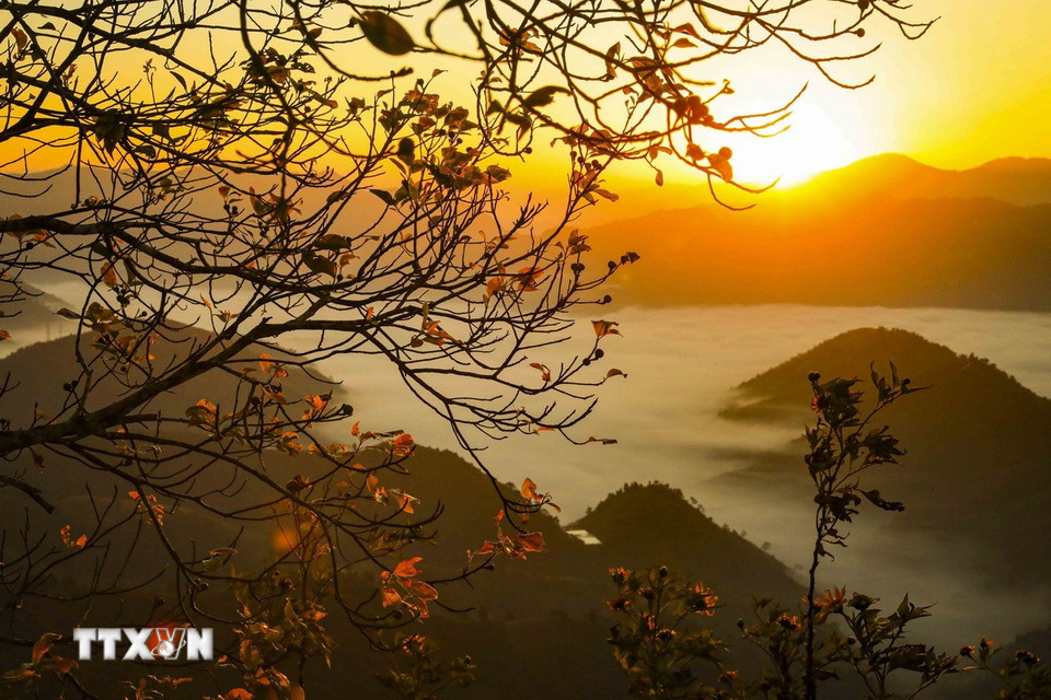 Poëtische zonsopgang op de Keo Lom-pas. (Foto: Xuan Tu/VNA)