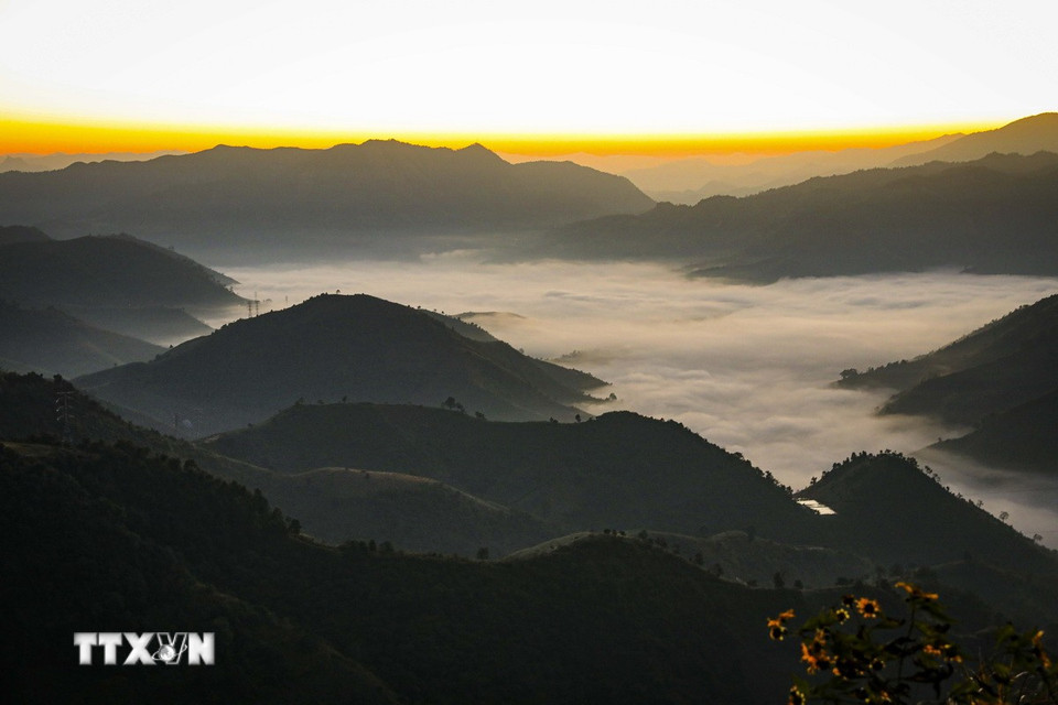 Een zee van wolken rijst op in de vallei. (Foto: Xuan Tu/VNA)