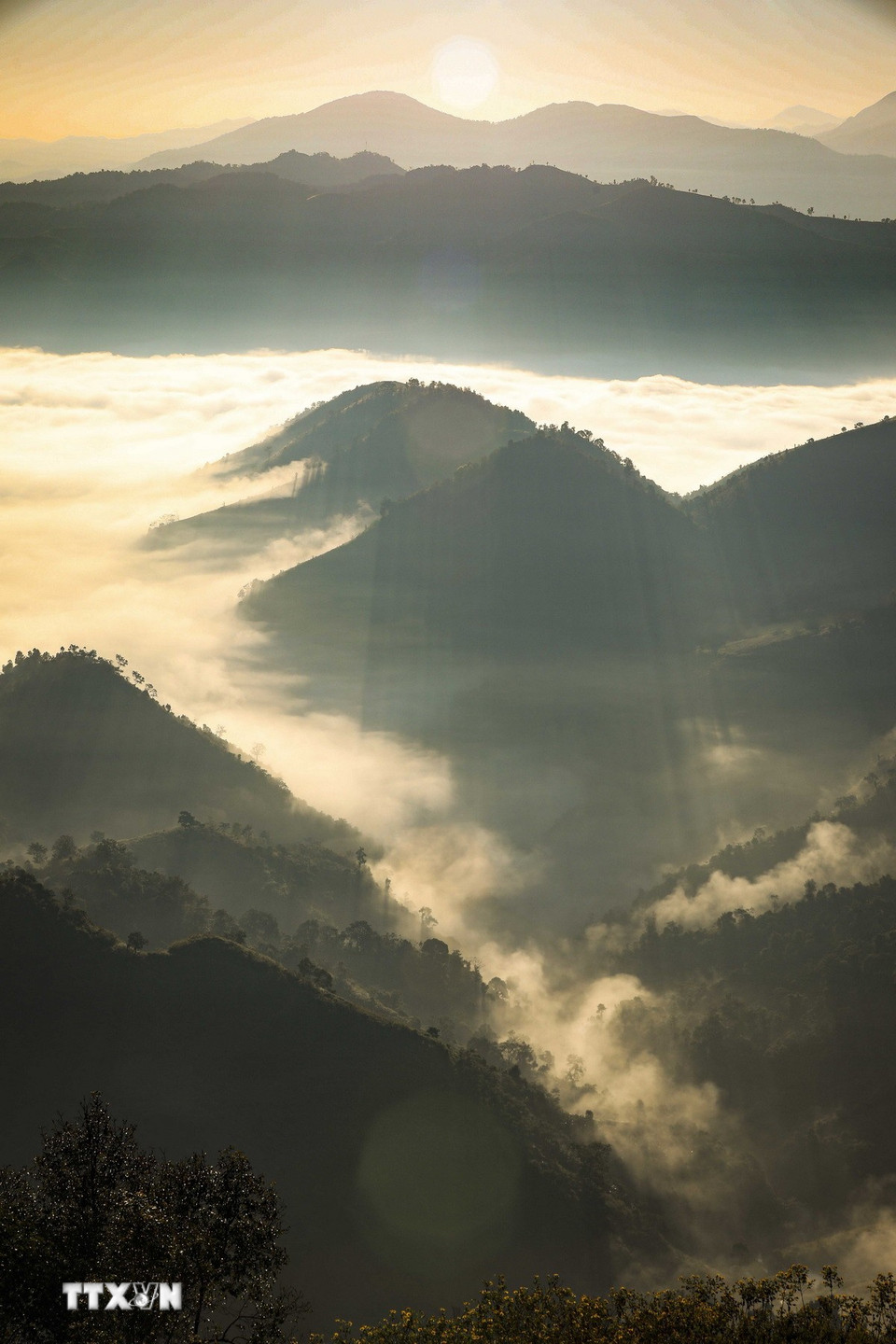 Wolken en bergen creëren elke vroege ochtend een magisch natuurplaatje. (Foto: Xuan Tu/VNA)