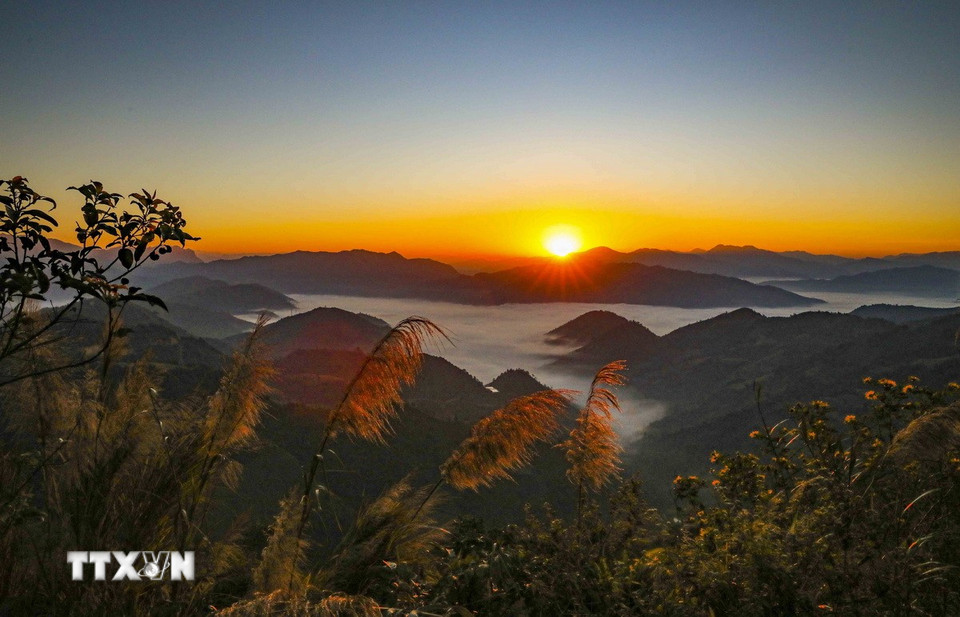De eerste zonnestralen op de zee van wolken in Keo Lom. (Foto: Xuan Tu/VNA)