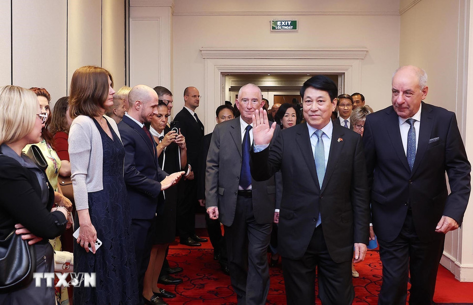 Chủ tịch nước Lương Cường và Phu nhân cùng Tổng thống Hungary Sulyok Tamas và Phu nhân dự trưng bày ảnh của nhiếp ảnh gia người Hungary Dezso Bozoky về Việt Nam xưa. (Ảnh: Lâm Khánh/TTXVN)